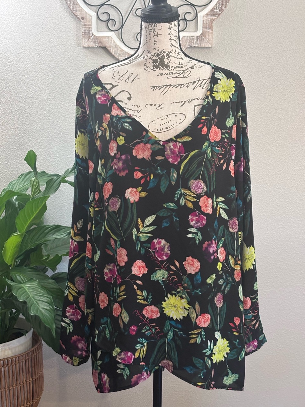 Chelsea & Theodore Black V-Neck Floral Long Sleeve Blouse